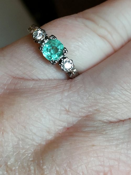 ART DECO 18CT GOLD EMERALD AND DIAMOND TRILOGY RING - ADDITIONAL PHOTO 8