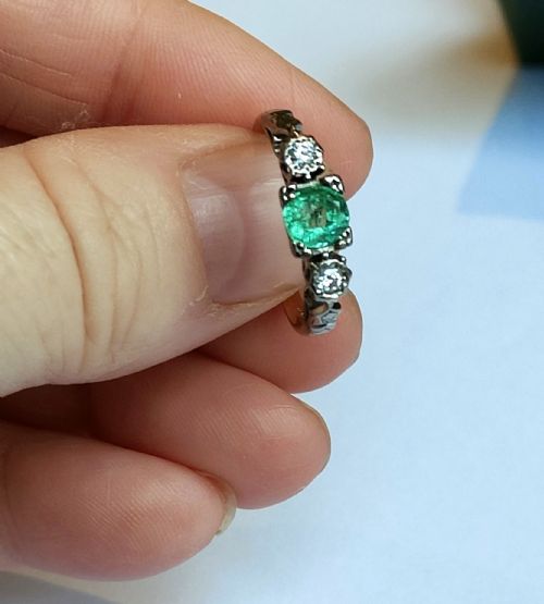 ART DECO 18CT GOLD EMERALD AND DIAMOND TRILOGY RING - ADDITIONAL PHOTO 10