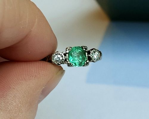 ART DECO 18CT GOLD EMERALD AND DIAMOND TRILOGY RING - ADDITIONAL PHOTO 11