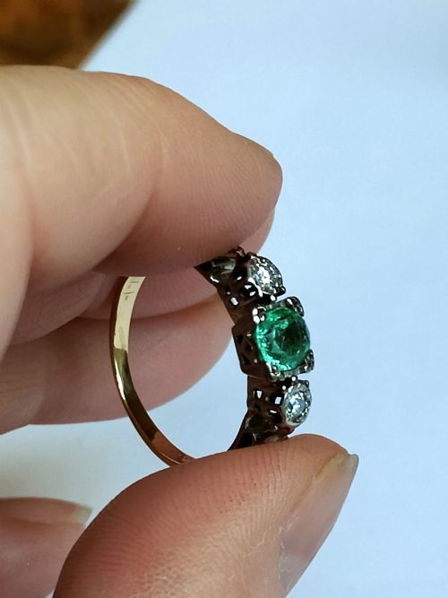ART DECO 18CT GOLD EMERALD AND DIAMOND TRILOGY RING - ADDITIONAL PHOTO 12