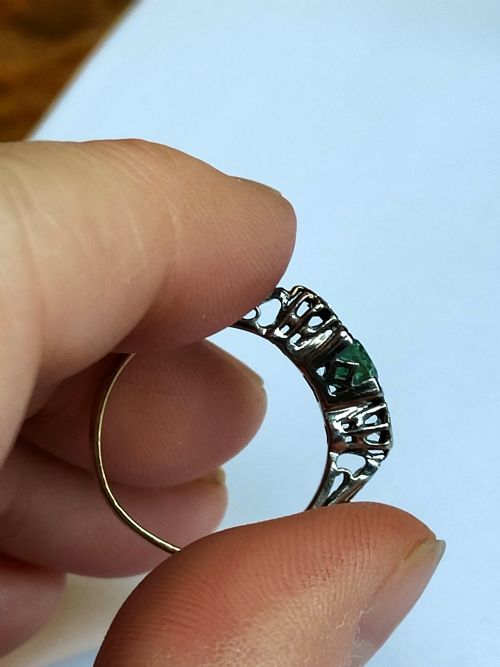 ART DECO 18CT GOLD EMERALD AND DIAMOND TRILOGY RING - ADDITIONAL PHOTO 13