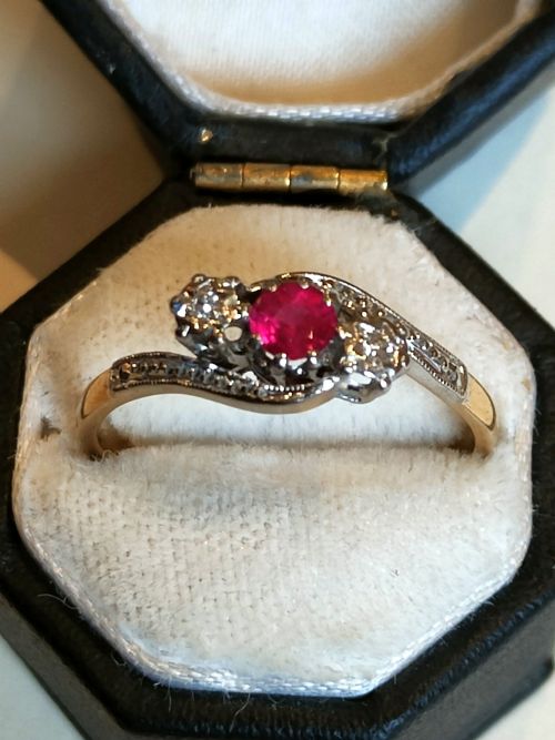 PRETTY ART DECO 18CT GOLD PLATINUM RUBY DIAMOND RING - ADDITIONAL PHOTO 2