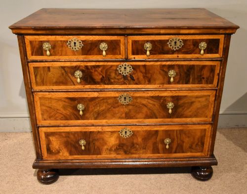 17th century walnut chest of drawers - CATEGORY: ANTIQUE CHEST OF DRAWERS - DATED 17TH CENTURY