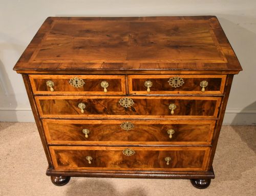 17TH CENTURY WALNUT CHEST OF DRAWERS - ADDITIONAL PHOTO 3