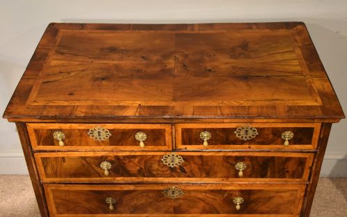 17TH CENTURY WALNUT CHEST OF DRAWERS - ADDITIONAL PHOTO 4