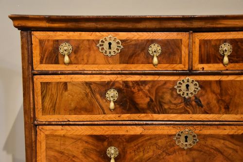 17TH CENTURY WALNUT CHEST OF DRAWERS - ADDITIONAL PHOTO 7