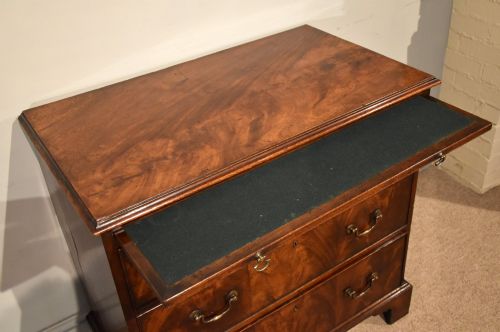 EARLY GEORGE III MAHOGANY CHEST OF DRAWERS - ADDITIONAL PHOTO 5