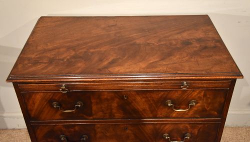 EARLY GEORGE III MAHOGANY CHEST OF DRAWERS - ADDITIONAL PHOTO 7