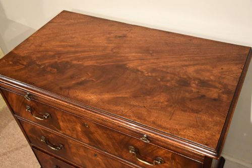 EARLY GEORGE III MAHOGANY CHEST OF DRAWERS - ADDITIONAL PHOTO 8