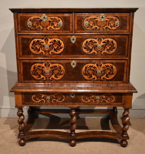 william and mary marquetry olive oyster chest on stand - CATEGORY: ANTIQUE CHEST OF DRAWERS - DATED BEFORE 1700