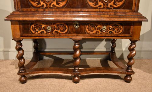 WILLIAM AND MARY MARQUETRY OLIVE OYSTER CHEST ON STAND - ADDITIONAL PHOTO 4