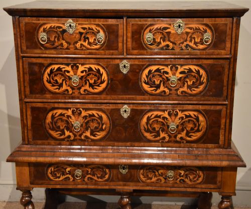 WILLIAM AND MARY MARQUETRY OLIVE OYSTER CHEST ON STAND - ADDITIONAL PHOTO 6