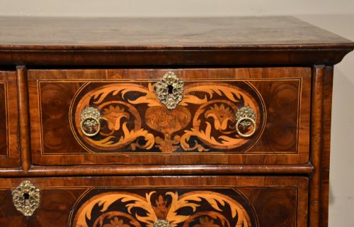 WILLIAM AND MARY MARQUETRY OLIVE OYSTER CHEST ON STAND - ADDITIONAL PHOTO 7