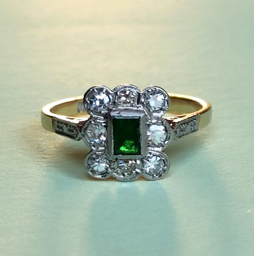 art deco 18ct gold platinum emerald diamond cluster ring - CATEGORY: ANTIQUE JEWELLERY - DATED 1920