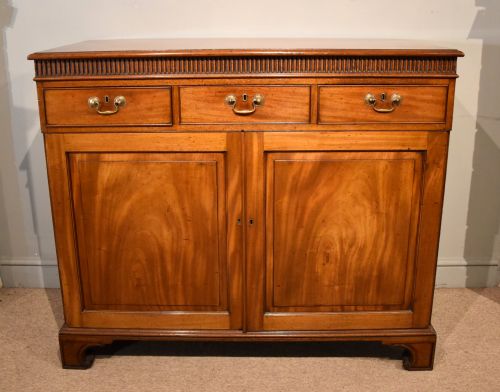 GEORGE III MAHOGANY DWARF LINEN PRESS CUPBOARD - ADDITIONAL PHOTO 1