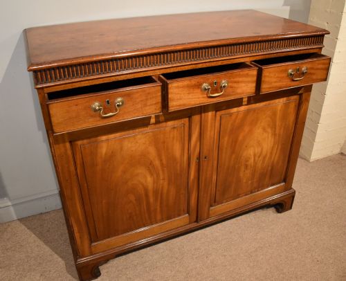 GEORGE III MAHOGANY DWARF LINEN PRESS CUPBOARD - ADDITIONAL PHOTO 2