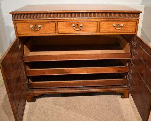 GEORGE III MAHOGANY DWARF LINEN PRESS CUPBOARD - ADDITIONAL PHOTO 3