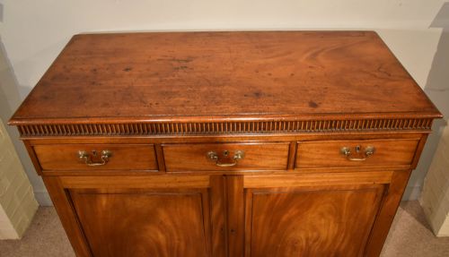 GEORGE III MAHOGANY DWARF LINEN PRESS CUPBOARD - ADDITIONAL PHOTO 10