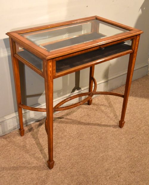 19th century satinwood inlaid bijouterie - CATEGORY: ANTIQUE TABLES - DATED 19TH CENTURY