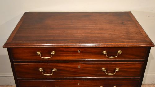 SMALL GEORGE III HEPPLEWHITE DESIGN CHEST OF DRAWERS - ADDITIONAL PHOTO 2