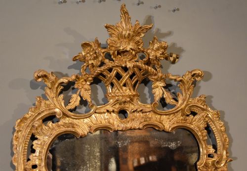 18TH CENTURY CARVED GILTWOOD MIRROR - ADDITIONAL PHOTO 3