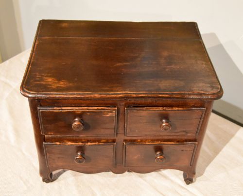 MINIATURE OAK AND WALNUT CHEST OF DRAWERS - ADDITIONAL PHOTO 5