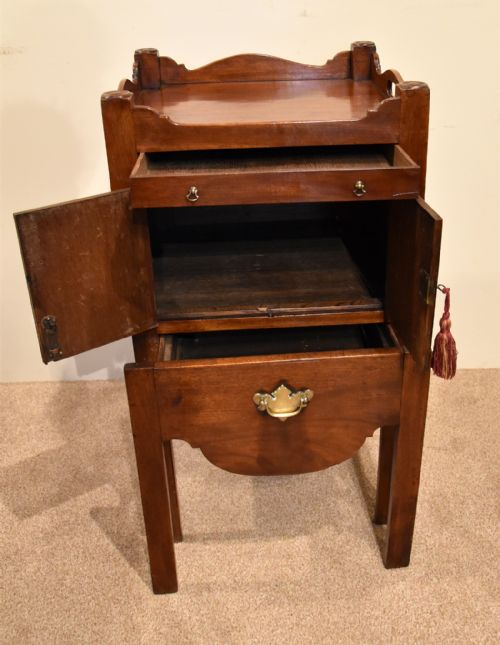 GEORGE III MAHOGANY BEDSIDE CABINET - ADDITIONAL PHOTO 3