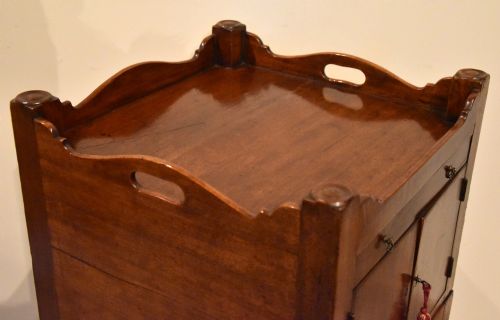 GEORGE III MAHOGANY BEDSIDE CABINET - ADDITIONAL PHOTO 5