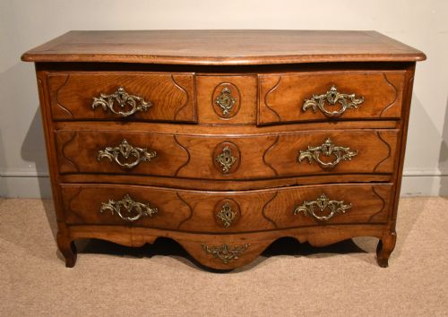 18th century french serpentine oak chest of drawers - CATEGORY: ANTIQUE CHEST OF DRAWERS - DATED 19TH CENTURY