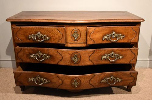 18TH CENTURY FRENCH SERPENTINE OAK CHEST OF DRAWERS - ADDITIONAL PHOTO 1