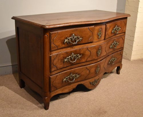 18TH CENTURY FRENCH SERPENTINE OAK CHEST OF DRAWERS - ADDITIONAL PHOTO 2