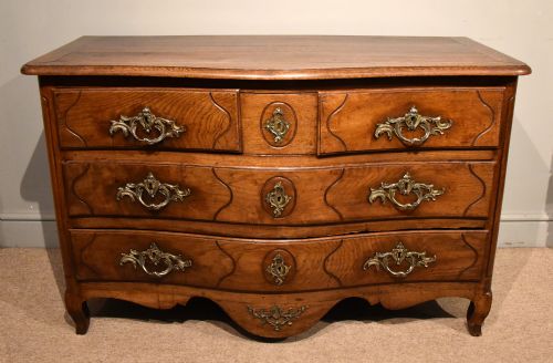 18TH CENTURY FRENCH SERPENTINE OAK CHEST OF DRAWERS - ADDITIONAL PHOTO 3