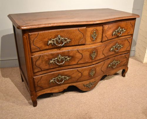 18TH CENTURY FRENCH SERPENTINE OAK CHEST OF DRAWERS - ADDITIONAL PHOTO 4