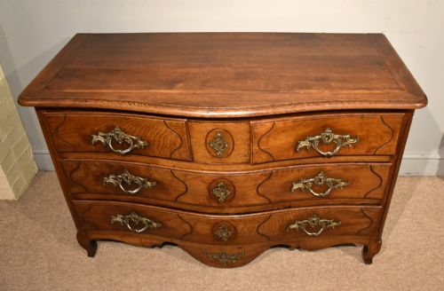 18TH CENTURY FRENCH SERPENTINE OAK CHEST OF DRAWERS - ADDITIONAL PHOTO 5