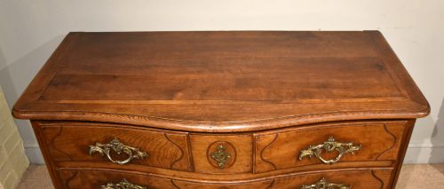 18TH CENTURY FRENCH SERPENTINE OAK CHEST OF DRAWERS - ADDITIONAL PHOTO 6