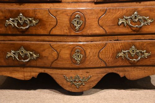 18TH CENTURY FRENCH SERPENTINE OAK CHEST OF DRAWERS - ADDITIONAL PHOTO 7