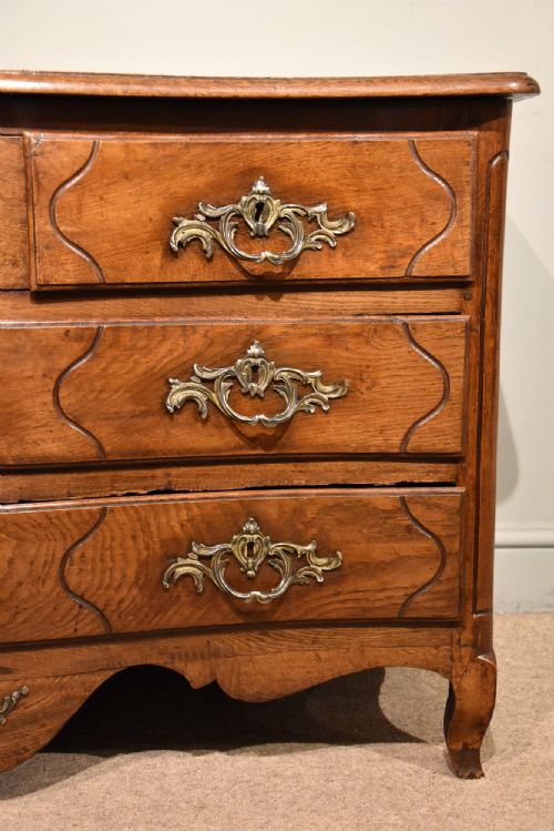 18TH CENTURY FRENCH SERPENTINE OAK CHEST OF DRAWERS - ADDITIONAL PHOTO 8