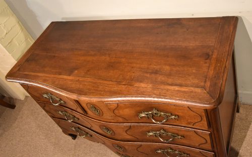 18TH CENTURY FRENCH SERPENTINE OAK CHEST OF DRAWERS - ADDITIONAL PHOTO 9