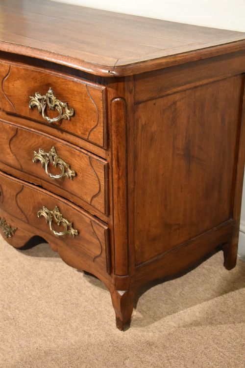 18TH CENTURY FRENCH SERPENTINE OAK CHEST OF DRAWERS - ADDITIONAL PHOTO 10