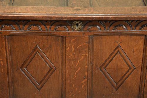 17TH CENTURY LARGE OAK COFFER - ADDITIONAL PHOTO 3