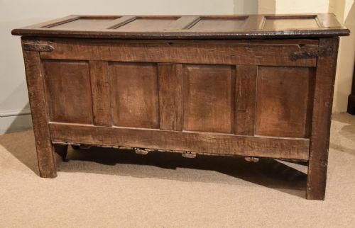 17TH CENTURY LARGE OAK COFFER - ADDITIONAL PHOTO 8
