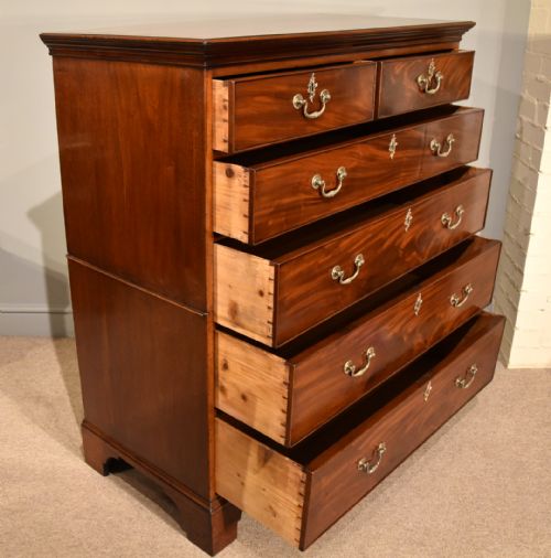 TALL MAHOGANY GEORGE III CHEST OF DRAWERS - ADDITIONAL PHOTO 3