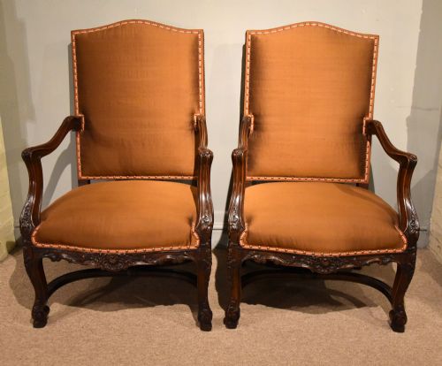 french pair of carved walnut 19th century - CATEGORY: ANTIQUE CHAIRS - DATED 19TH CENTURY