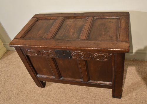 17TH CENTURY SMALL OAK COFFER - ADDITIONAL PHOTO 4