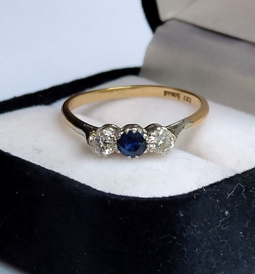 ART DECO 18CT GOLD SAPPHIRE DIAMOND TRILOGY RING UK R - ADDITIONAL PHOTO 1
