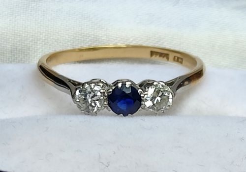 ART DECO 18CT GOLD SAPPHIRE DIAMOND TRILOGY RING UK R - ADDITIONAL PHOTO 9