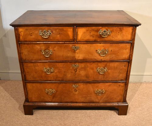 18th century walnut veneered chest of drawers - CATEGORY: ANTIQUE CHEST OF DRAWERS - DATED 18TH CENTURY