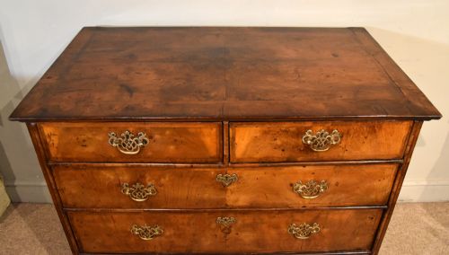 18TH CENTURY WALNUT VENEERED CHEST OF DRAWERS - ADDITIONAL PHOTO 2