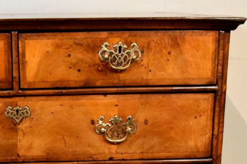 18TH CENTURY WALNUT VENEERED CHEST OF DRAWERS - ADDITIONAL PHOTO 7