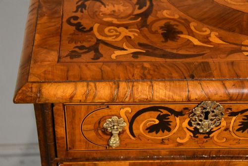 WILLIAM AND MARY WALNUT MARQUETRY CHEST OF DRAWERS - ADDITIONAL PHOTO 9